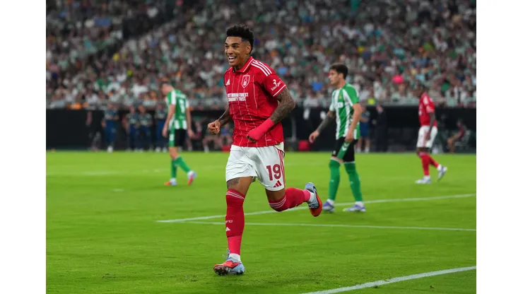 Igor Jesus, do Nottingham Forest, comemora após marcar o primeiro gol de sua equipe durante a partida da Fase MD1 da Liga Europa da UEFA 2025/26 entre o Real Betis Balompié e o Nottingham Forest FC, em La Cartuja de Sevilla, em 24 de setembro de 2025, em Sevilha, Espanha. Foto: Aitor Alcalde/Getty Images