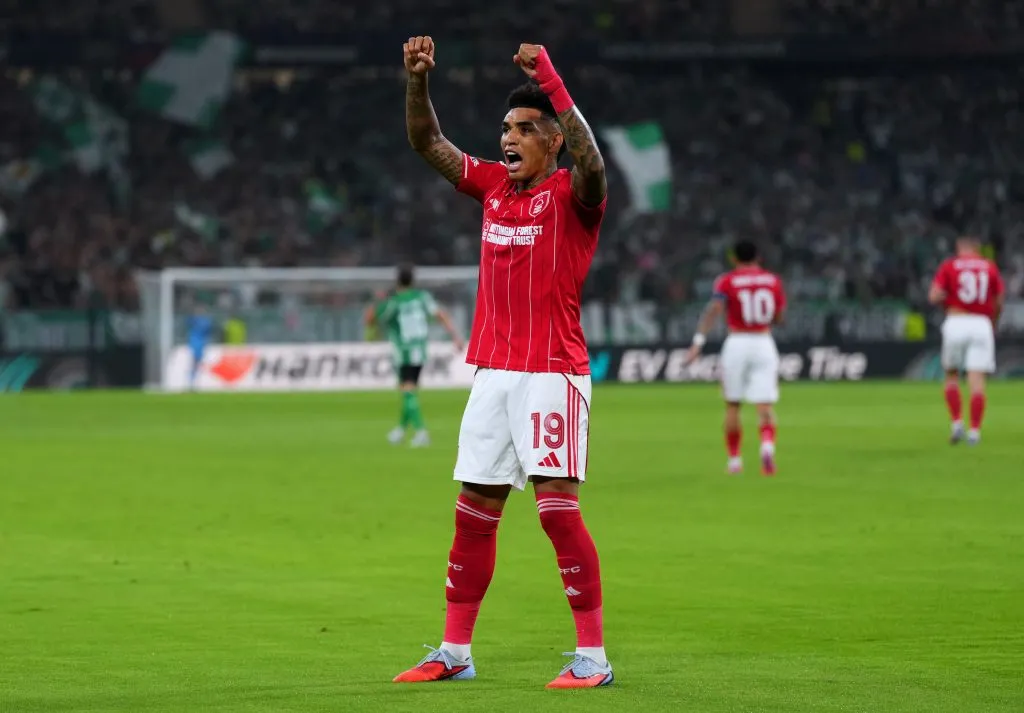 Igor Jesus, do Nottingham Forest, comemora após marcar o primeiro gol de sua equipe durante a partida da Fase MD1 da Liga Europa da UEFA 2025/26 entre o Real Betis Balompié e o Nottingham Forest FC, em La Cartuja de Sevilla, em 24 de setembro de 2025, em Sevilha, Espanha. Foto: Aitor Alcalde/Getty Images