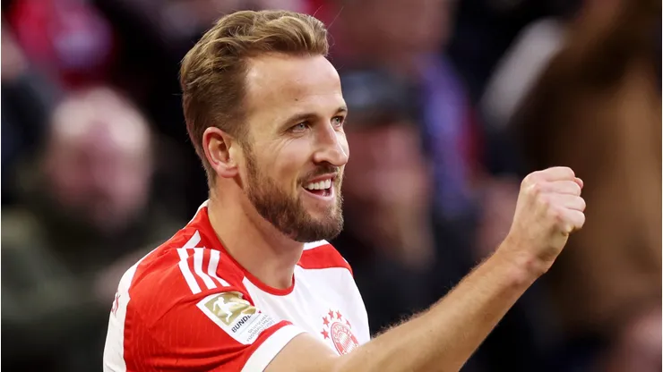 Harry Kane, com a camisa vermelha e branca do Bayern de Munique (Foto: Alexander Hassenstein/Getty Images)
