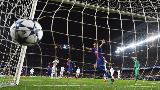 Suarez comemora quando Sergi Roberto marca sexto gol do Barcelona em 2017. Foto: Griffiths/Getty Images