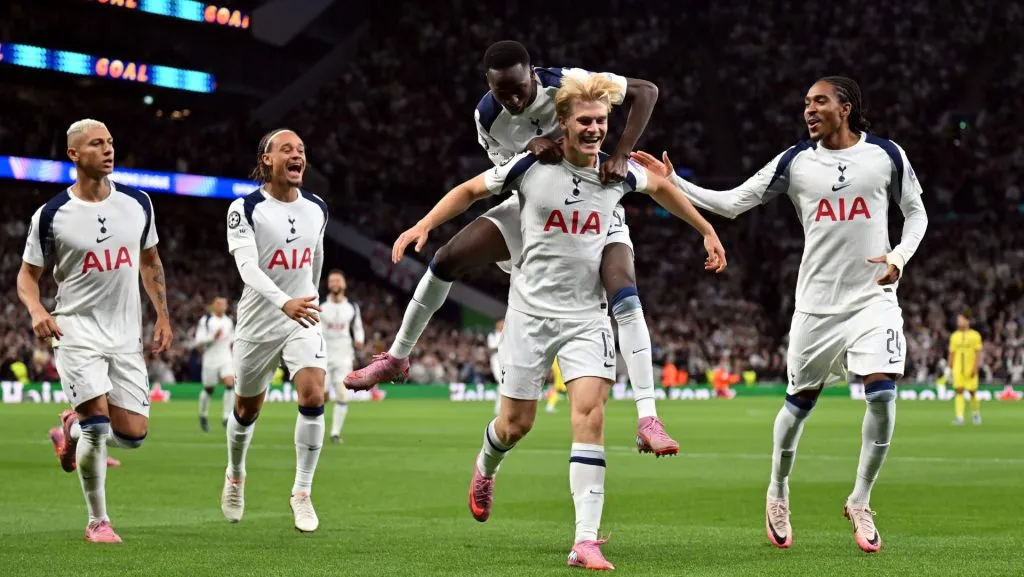 Tottenham comemora gol durante partida da Champions League 2025/26. Foto: Dan Mullan/Getty Images