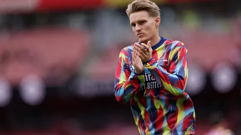 Ødegaard em aquecimento pelo Arsenal
