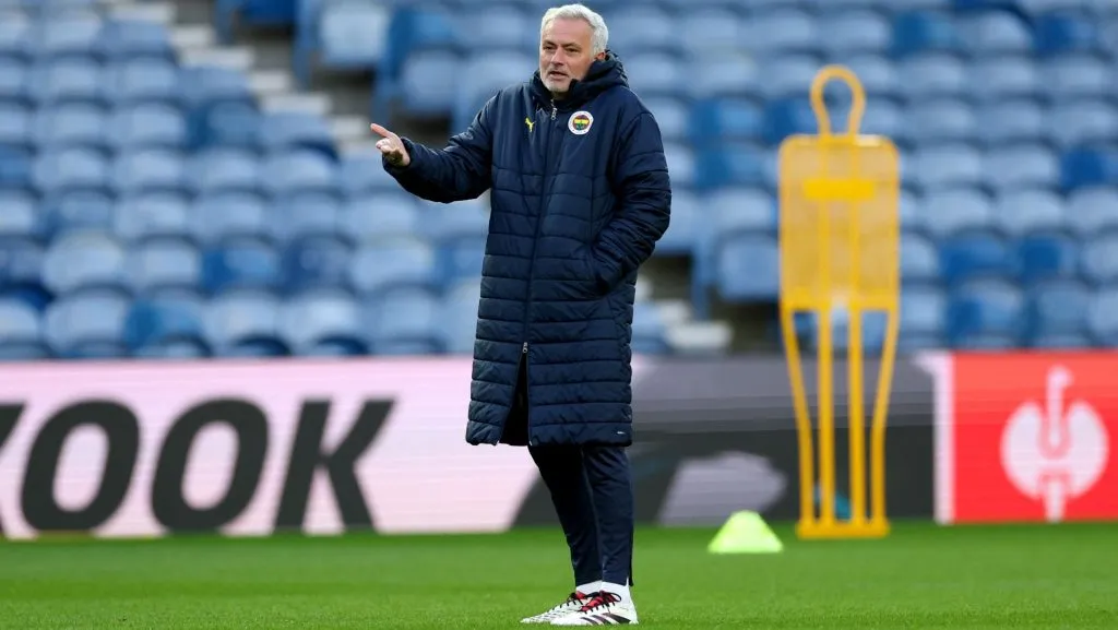 José Mourinho gesticula durante o treino. Foto: Ian MacNicol/Getty Images