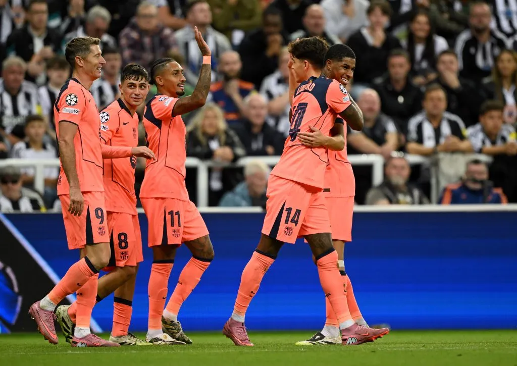 Marcus Rashford, do FC Barcelona, ​​comemora o segundo gol de sua equipe com seus companheiros durante a partida da Fase MD1 da Liga dos Campeões da UEFA 2025/26 entre Newcastle United FC e FC Barcelona no St James’ Park em 18 de setembro de 2025 em Newcastle upon Tyne, Inglaterra. Foto: Clive Mason/Getty Images