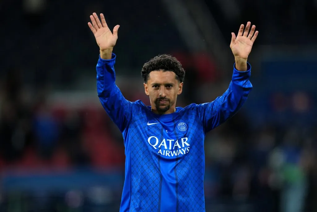 Marquinhos, do Paris Saint-Germain, acena enquanto se aquece antes da partida da Fase MD1 da Liga dos Campeões da UEFA 2025/26 entre Paris Saint-Germain e Atalanta BC, no Parc des Princes, em 17 de setembro de 2025, em Paris, França. Foto: Franco Arland/Getty Images