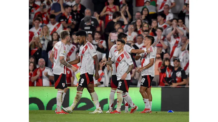 Ian Subiabre, do River Plate, comemora com seus companheiros de equipe após marcar o segundo gol da equipe durante uma partida do Grupo B do Torneo Apertura Betano 2025 entre River Plate e Rosario Central no Estádio Mas Monumental Antonio Vespucio Liberti em 29 de março de 2025 em Buenos Aires, Argentina. Foto: Marcelo Endelli/Getty Images