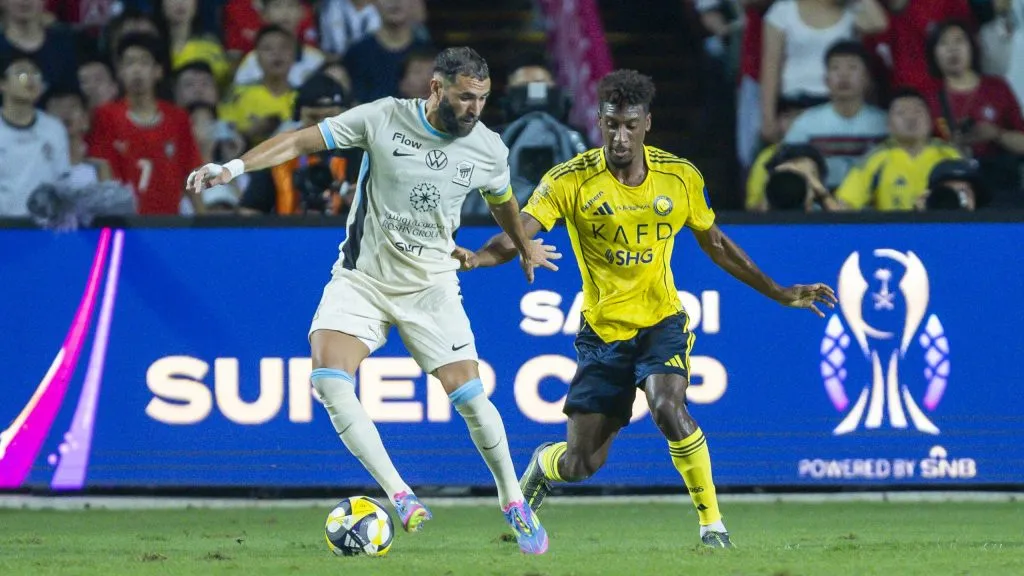 Karim Benzema sendo marcado por Coman em jogo do Al-Ittihad. Foto: Yu Chun Christopher Wong/Eurasia Sport Images/Getty Images