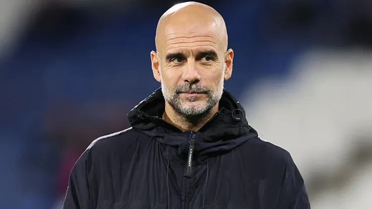 Pep Guardiola em ação pelo Manchester City.