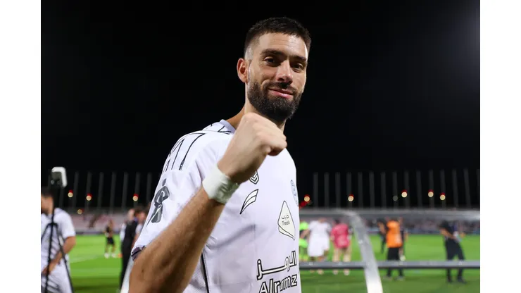 Yannick Carrasco, do Al Shabab, comemora a vitória após vencer a partida da Saudi Pro League entre Al Wehda e Al Shabab no King Abdulaziz Sport City em 6 de abril de 2025 em Meca, Arábia Saudita. Foto: Yasser Bakhsh/Getty Images