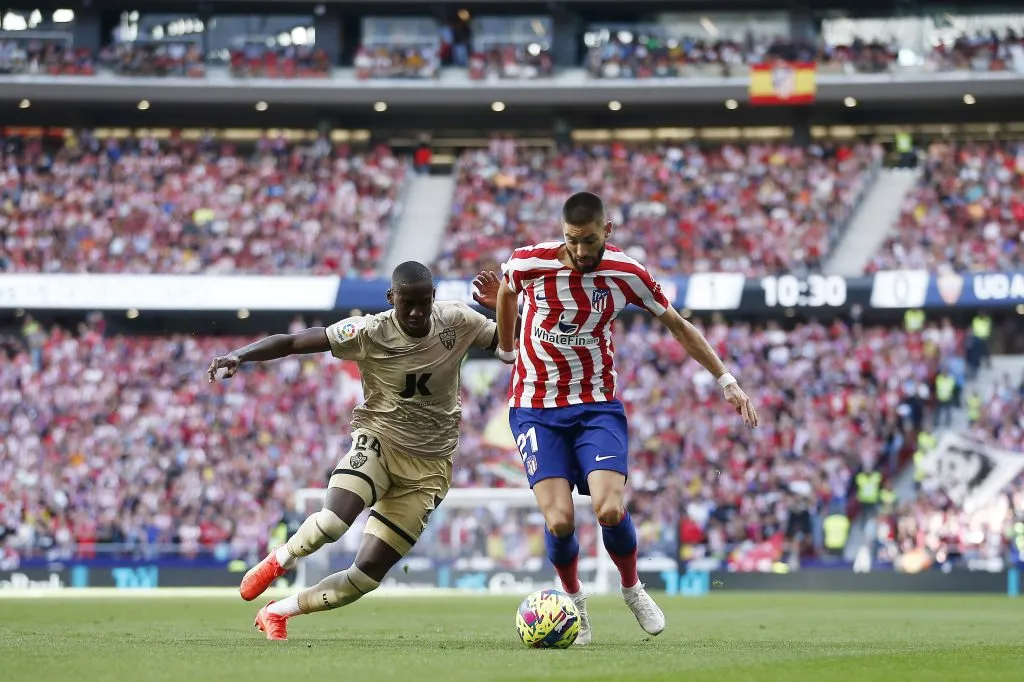 Houboulang Mendes, da UD Almería, e Yannick Ferreira Carrasco, do Atlético de Madrid, disputam a posse de bola durante a partida da LaLiga Santander entre Atlético de Madrid e UD Almería, no Estádio Civitas Metropolitano, em 16 de abril de 2023, em Madri, Espanha. Foto: Florencia Tan Jun/Getty Images