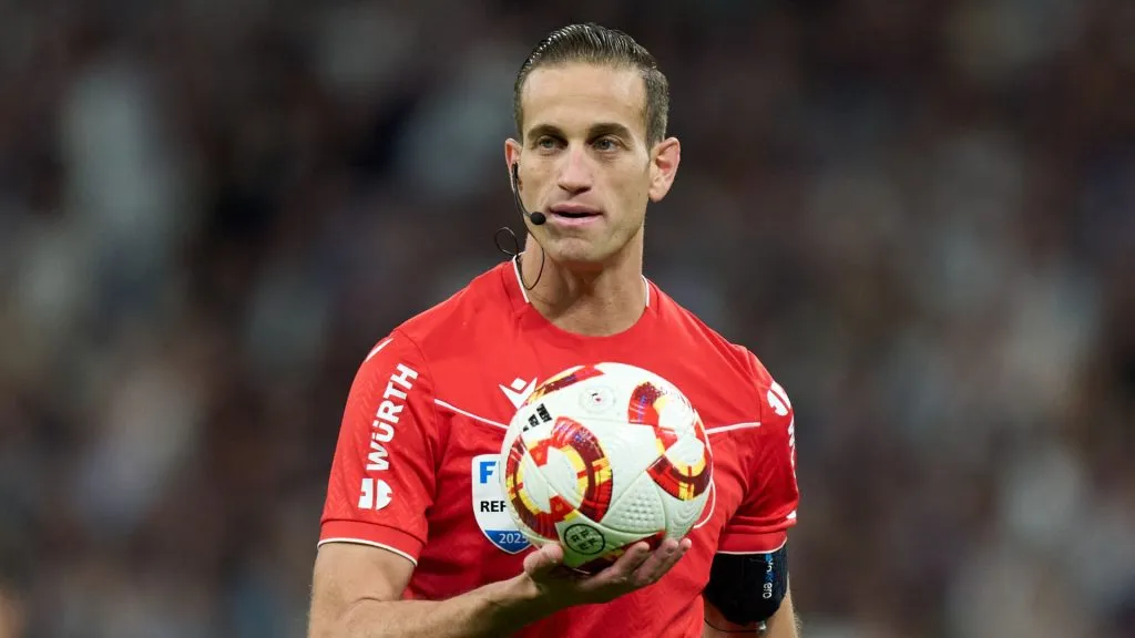 Javier Alberola media o clássico entre Atlético de Madrid e Real Madrid (foto: Angel Martínez/Getty Imagens)