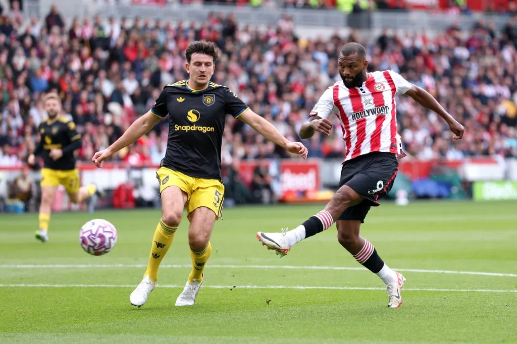 Igor Thiago em jog contra o Manchester United. Foto: Justin Setterfield/Getty Images