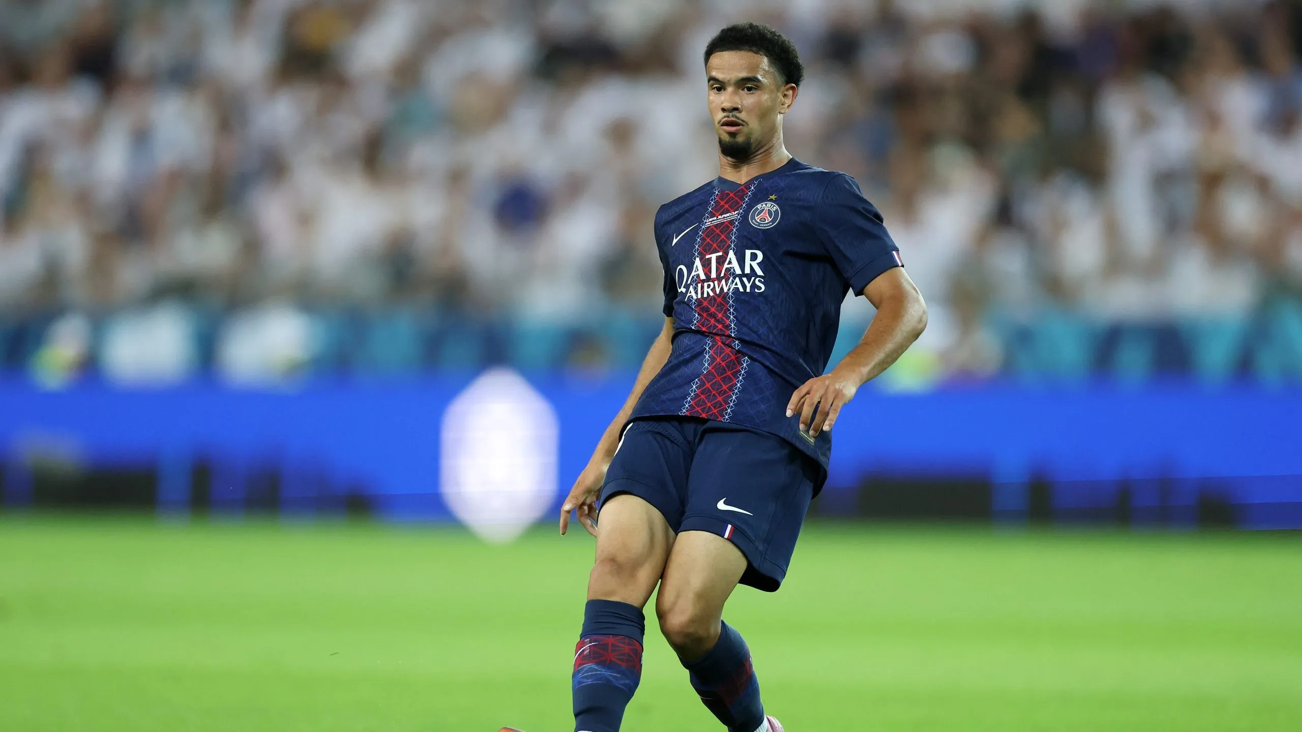 Zaïre-Emery em campo no PSG (Photo by Claudio Villa/Getty Images)