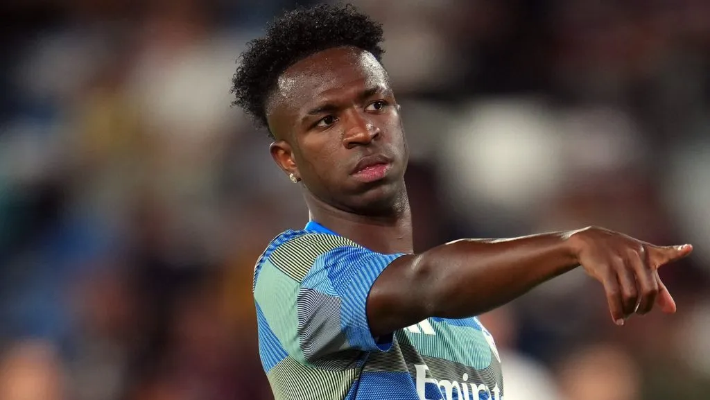 Vinicius Júnior em campo com o Real Madrid (Photo by Aitor Alcalde/Getty Images)