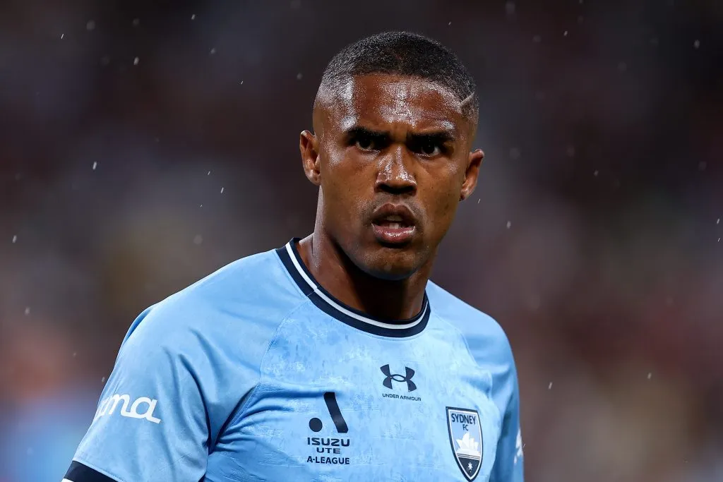 Douglas Costa em campo pelo Sydney (Photo by Brendon Thorne/Getty Images)