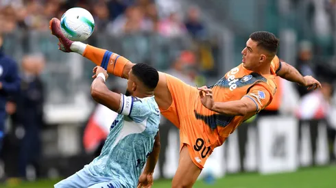 TURIN, ITALY - SEPTEMBER 27: Nikola Krstovic of Atalanta BC controls the ball whilst under pressure from Bremer of Juventus during the Serie A match between Juventus FC and Atalanta BC at the Allianz Stadium on September 27, 2025 in Turin, Italy. (Photo by Valerio Pennicino/Getty Images)