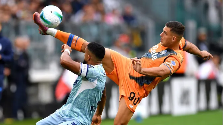 TURIN, ITALY - SEPTEMBER 27: Nikola Krstovic of Atalanta BC controls the ball whilst under pressure from Bremer of Juventus during the Serie A match between Juventus FC and Atalanta BC at the Allianz Stadium on September 27, 2025 in Turin, Italy. (Photo by Valerio Pennicino/Getty Images)