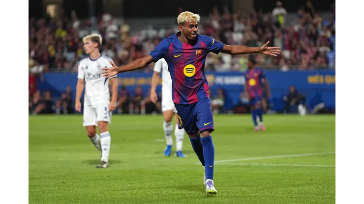 Lamine Yamal, do FC Barcelona, comemora o quinto gol de sua equipe durante a partida do Troféu Joan Gamper entre o FC Barcelona e o Como1907 no Estádio Johan Cruyff em 10 de agosto de 2025 em Barcelona, Espanha. Foto: Alex Caparros/Getty Images