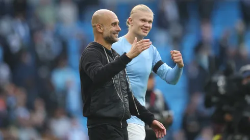 Guardiola e Haaland conversando. (Photo by Carl Recine/Getty Images)