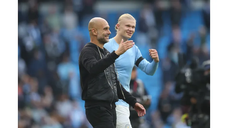 Guardiola e Haaland conversando. (Photo by Carl Recine/Getty Images)