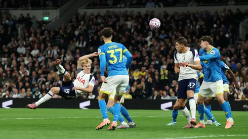 Lucas Bergvall, do Tottenham Hotspur, chuta durante a partida da Premier League entre Tottenham Hotspur e Wolverhampton Wanderers no Estádio Tottenham Hotspur em 27 de setembro de 2025, em Londres, Inglaterra. Foto: Richard Pelham/Getty Images