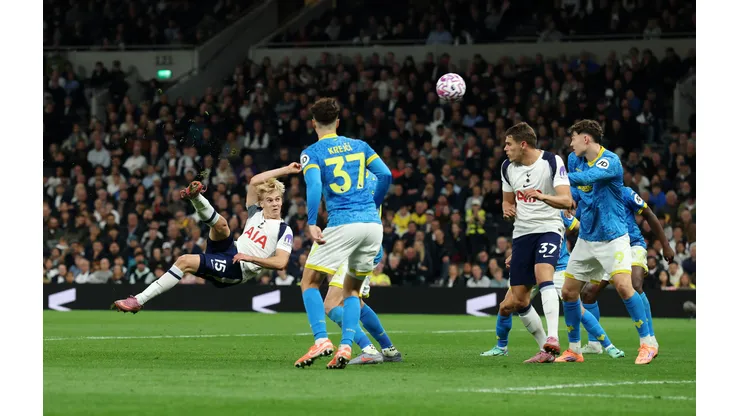 Lucas Bergvall, do Tottenham Hotspur, chuta durante a partida da Premier League entre Tottenham Hotspur e Wolverhampton Wanderers no Estádio Tottenham Hotspur em 27 de setembro de 2025, em Londres, Inglaterra. Foto: Richard Pelham/Getty Images