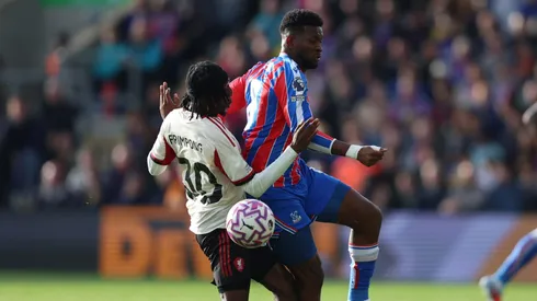 Um erro de posicionamento custou caro ao Liverpool contra o Crystal Palace. (Photo by Tom Dulat/Getty Images)