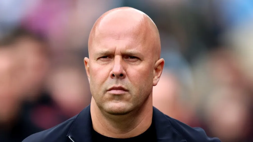 A falha defensiva nos minutos finais resultou no gol de Nketiah e expôs a fragilidade da equipe em bolas paradas, alvo de críticas diretas do técnico Arne Slot. (Photo by Tom Dulat/Getty Images)