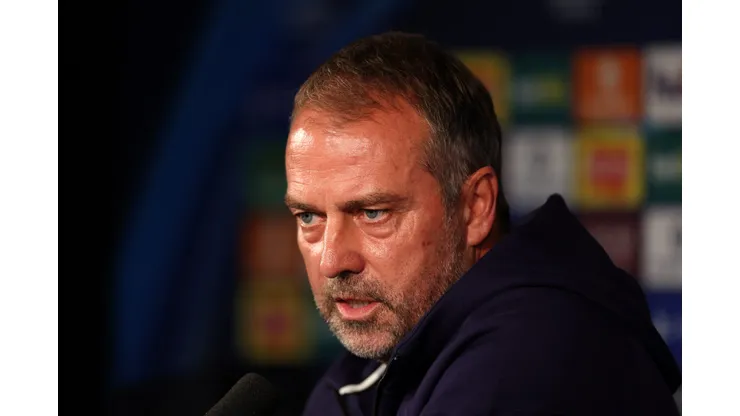 Hansi Flick, técnico do FC Barcelona, ​​fala à imprensa durante uma coletiva de imprensa antes da Fase MD1 da Liga dos Campeões da UEFA 2025/26 contra o Newcastle United no St James' Park, em 17 de setembro de 2025 em Newcastle upon Tyne, Inglaterra. Foto: George Wood/Getty Images