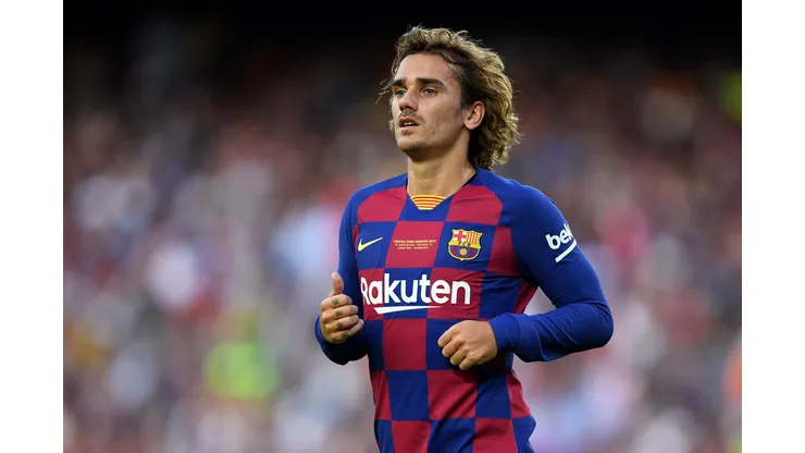 Antoine Griezmann, do FC Barcelona, observa durante o amistoso do Troféu Joan Gamper entre o FC Barcelona e o Arsenal, no Camp Nou, em 4 de agosto de 2019, em Barcelona, Espanha. Foto: David Ramos/Getty Images