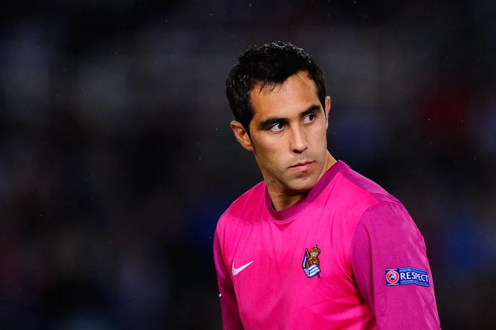 Claudio Bravo, da Real Sociedad de Futbol, ​​observa durante a partida do Grupo A da Liga dos Campeões da UEFA entre a Real Sociedad de Futbol e o FC Shakhtar Donetsk, em 17 de setembro de 2013, em San Sebastián, Espanha. Foto: David Ramos/Getty Images