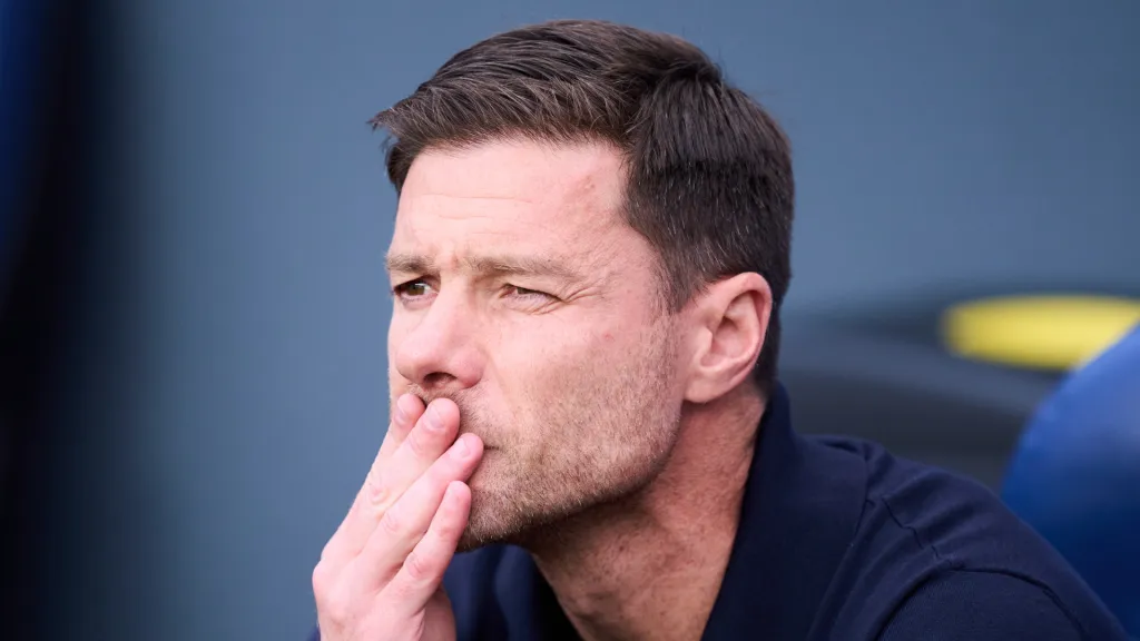 Xabi Alonso pensativo durante partida do Real Madrid (Foto: Juan Manuel Serrano Arce/Getty Images)