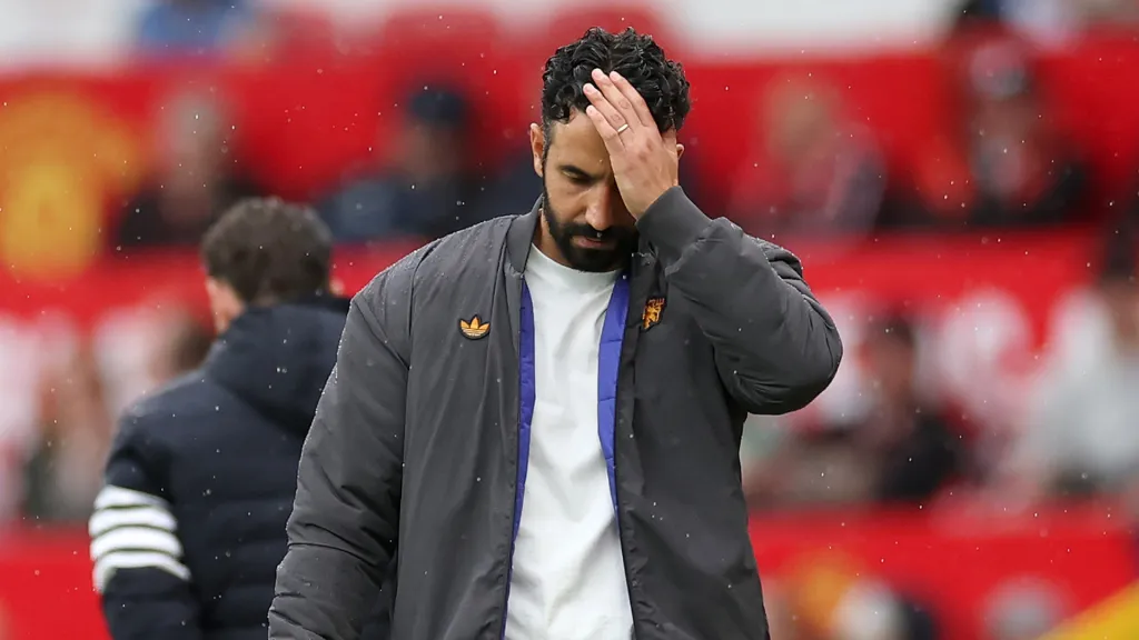 Ruben Amorim preocupado durante partida do Manchester United. (Foto: Jan Kruger/Getty Images)