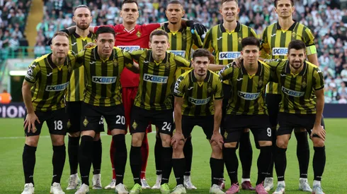 Parte do elenco do Kairat em campo. (Photo by Ian MacNicol/Getty Images)