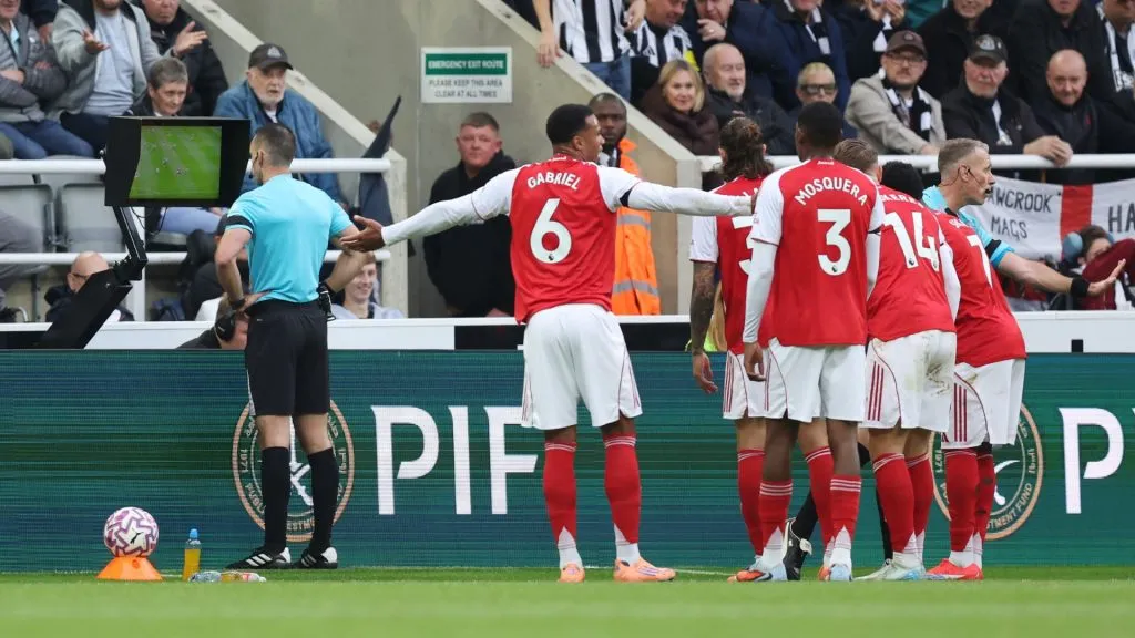 Arsenal teve pênalti anulado após revisão no VAR (foto: George Wood/Getty Imagens)