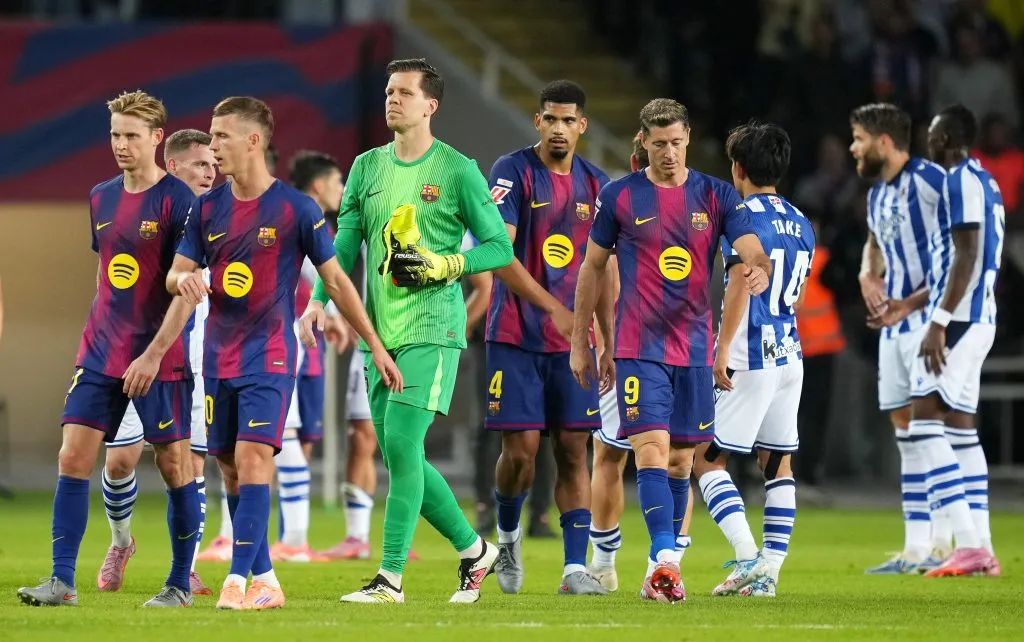 Jogadores do FC Barcelona acompanham a partida da LaLiga EA Sports entre FC Barcelona e Real Sociedad no Estadi Olimpic Lluis Companys em 28 de setembro de 2025 em Barcelona, ​​​​Espanha. Foto: Alex Caparros/Getty Images