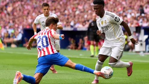 Vinicius Junior, do Real Madrid, é desafiado por Giuliano Simeone, do Atlético de Madrid, durante a partida da LaLiga EA Sports entre Atlético de Madrid e Real Madrid CF, no Riyadh Air Metropolitano, em 27 de setembro de 2025, em Madri, Espanha. Foto: Angel Martinez/Getty Images