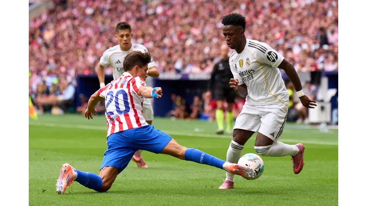 Vinicius Junior, do Real Madrid, é desafiado por Giuliano Simeone, do Atlético de Madrid, durante a partida da LaLiga EA Sports entre Atlético de Madrid e Real Madrid CF, no Riyadh Air Metropolitano, em 27 de setembro de 2025, em Madri, Espanha. Foto: Angel Martinez/Getty Images