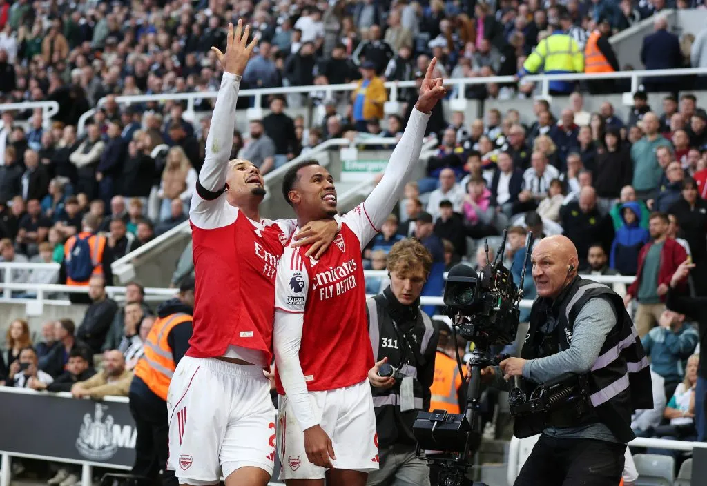 Gabriel, do Arsenal, comemora o segundo gol de sua equipe com o companheiro de equipe William Saliba