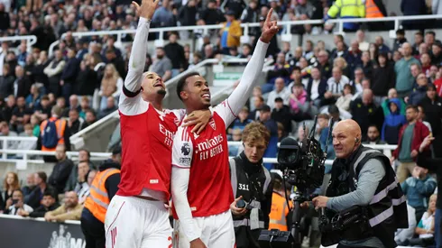 Gabriel, do Arsenal, comemora o segundo gol de sua equipe com o companheiro de equipe William Saliba durante a partida da Premier League entre Newcastle United e Arsenal no St James' Park em 28 de setembro de 2025 em Newcastle upon Tyne, Inglaterra. Foto: George Wood/Getty Images