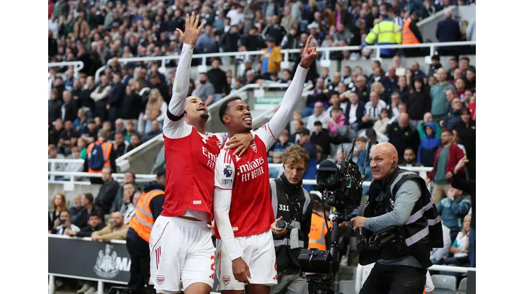 Gabriel, do Arsenal, comemora o segundo gol de sua equipe com o companheiro de equipe William Saliba durante a partida da Premier League entre Newcastle United e Arsenal no St James' Park em 28 de setembro de 2025 em Newcastle upon Tyne, Inglaterra. Foto: George Wood/Getty Images
