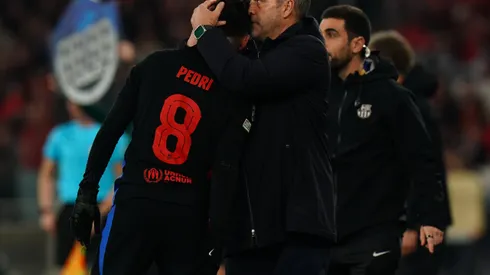 Hansi Flick demonstra carinho por Pedri. (Photo by Gualter Fatia/Getty Images)