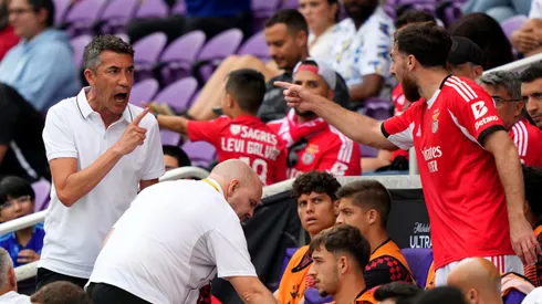 Bruno Lage (E), técnico do SL Benfica, discute com Orkun Koekcu, camisa 10 do SL Benfica, no banco, após Koekcu receber um cartão amarelo durante a partida do grupo C da Copa do Mundo de Clubes da FIFA 2025 entre SL Benfica e Auckland City FC no Estádio Inter&Co em 20 de junho de 2025 em Orlando, Flórida. Foto: Michael Owens/Getty Images