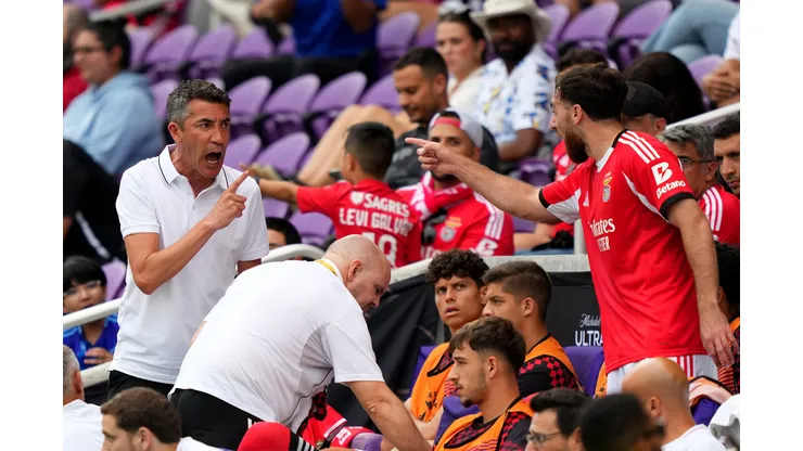Bruno Lage (E), técnico do SL Benfica, discute com Orkun Koekcu, camisa 10 do SL Benfica, no banco, após Koekcu receber um cartão amarelo durante a partida do grupo C da Copa do Mundo de Clubes da FIFA 2025 entre SL Benfica e Auckland City FC no Estádio Inter&Co em 20 de junho de 2025 em Orlando, Flórida. Foto: Michael Owens/Getty Images