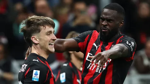 O Milan enfrentou momentos de apreensão na reta final da partida contra o Napoli, quando Fikayo Tomori precisou ser substituído devido a dores na coxa. (Photo by Marco Luzzani/Getty Images)