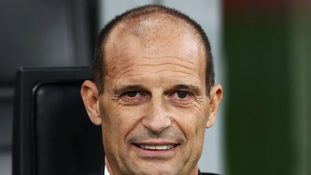 De Winter entrou para reforçar a defesa, enquanto a comissão técnica aguarda exames para avaliar a gravidade da lesão. (Photo by Marco Luzzani/Getty Images)