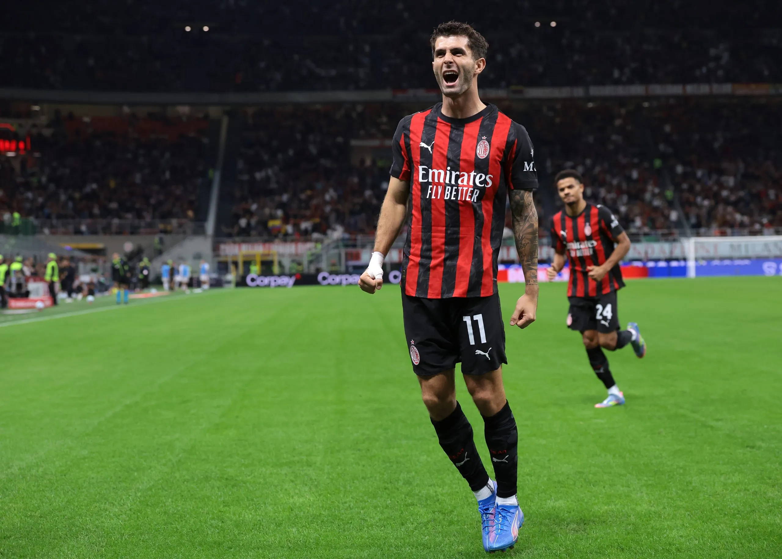 Christian Pulisic, do Milan, comemora após marcar o gol que deu ao time uma vantagem