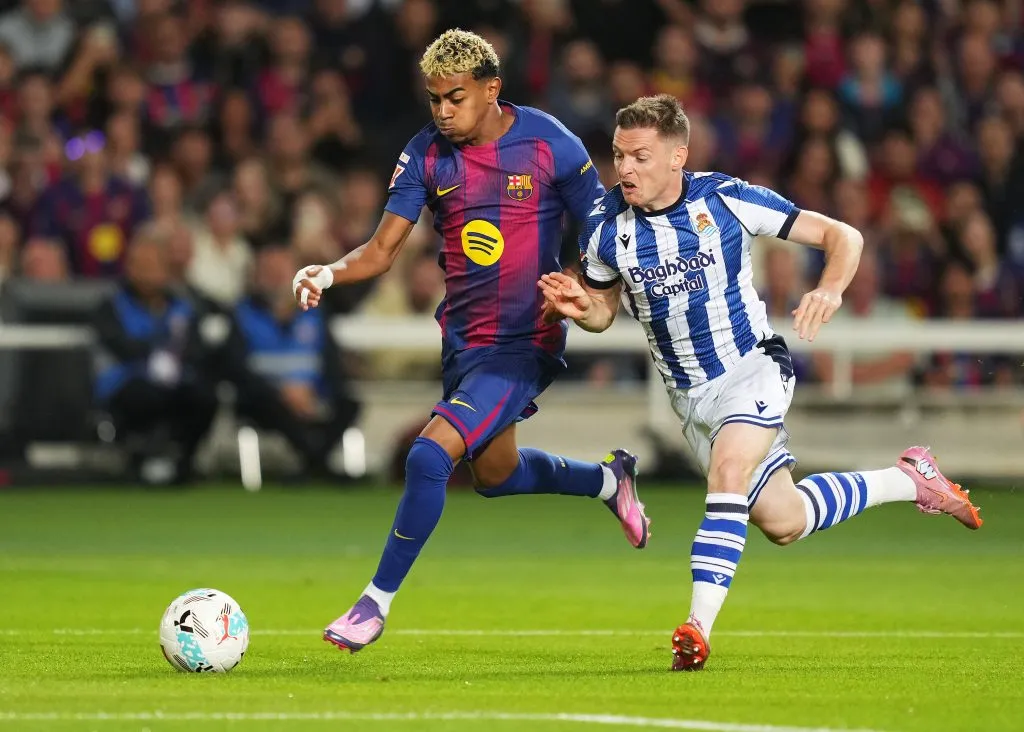 Lamine Yamal do FC Barcelona é pressionado por Sergio Gomez da Real Sociedad durante a partida LaLiga EA Sports entre FC Barcelona e Real Sociedad no Estadi Olimpic Lluis Companys em 28 de setembro de 2025 em Barcelona, ​​​​Espanha. Foto: Alex Caparros/Getty Images