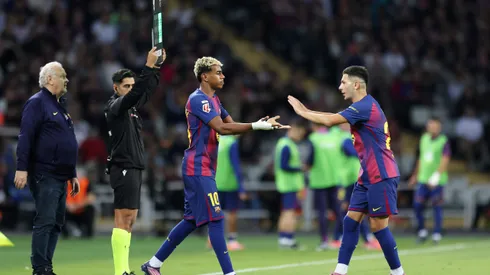 Lamine Yamal do FC Barcelona é substituído por Roony Bardghji durante a partida LaLiga EA Sports entre FC Barcelona e Real Sociedad no Estadi Olimpic Lluis Companys em 28 de setembro de 2025 em Barcelona, ​​​​Espanha. Foto: Judit Cartiel/Getty Images