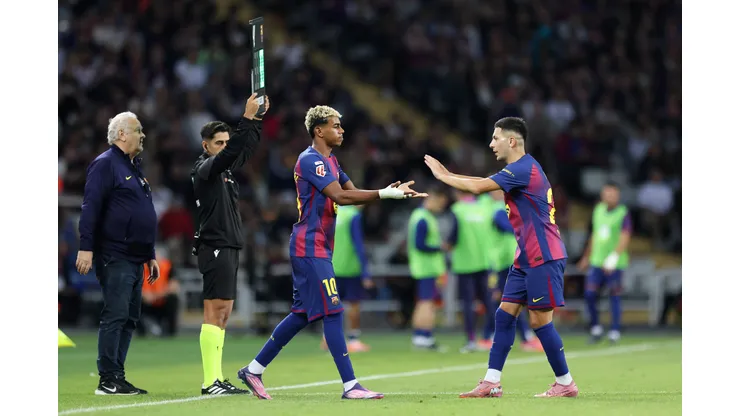 Lamine Yamal do FC Barcelona é substituído por Roony Bardghji durante a partida LaLiga EA Sports entre FC Barcelona e Real Sociedad no Estadi Olimpic Lluis Companys em 28 de setembro de 2025 em Barcelona, Espanha. Foto: Judit Cartiel/Getty Images